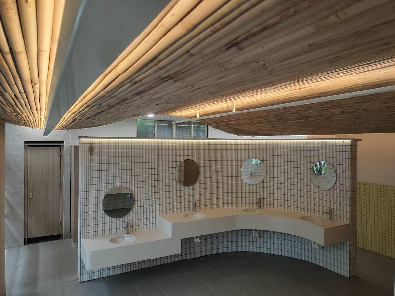 原遊客服務中心一樓公廁，將以「迎竹軒」之新面貌呈現-茶桿竹藝浪型天花1